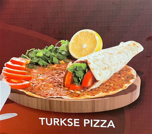 Turkse pizza salade met saus